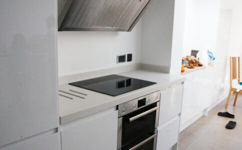 corian-worktop-with-steel-rods-and-coved-upstand